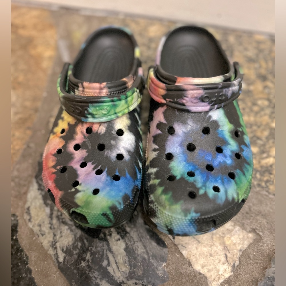 Crocs tie- dye slip on colorful clogs M7 W9 . Vacation comfort loungewear GUC